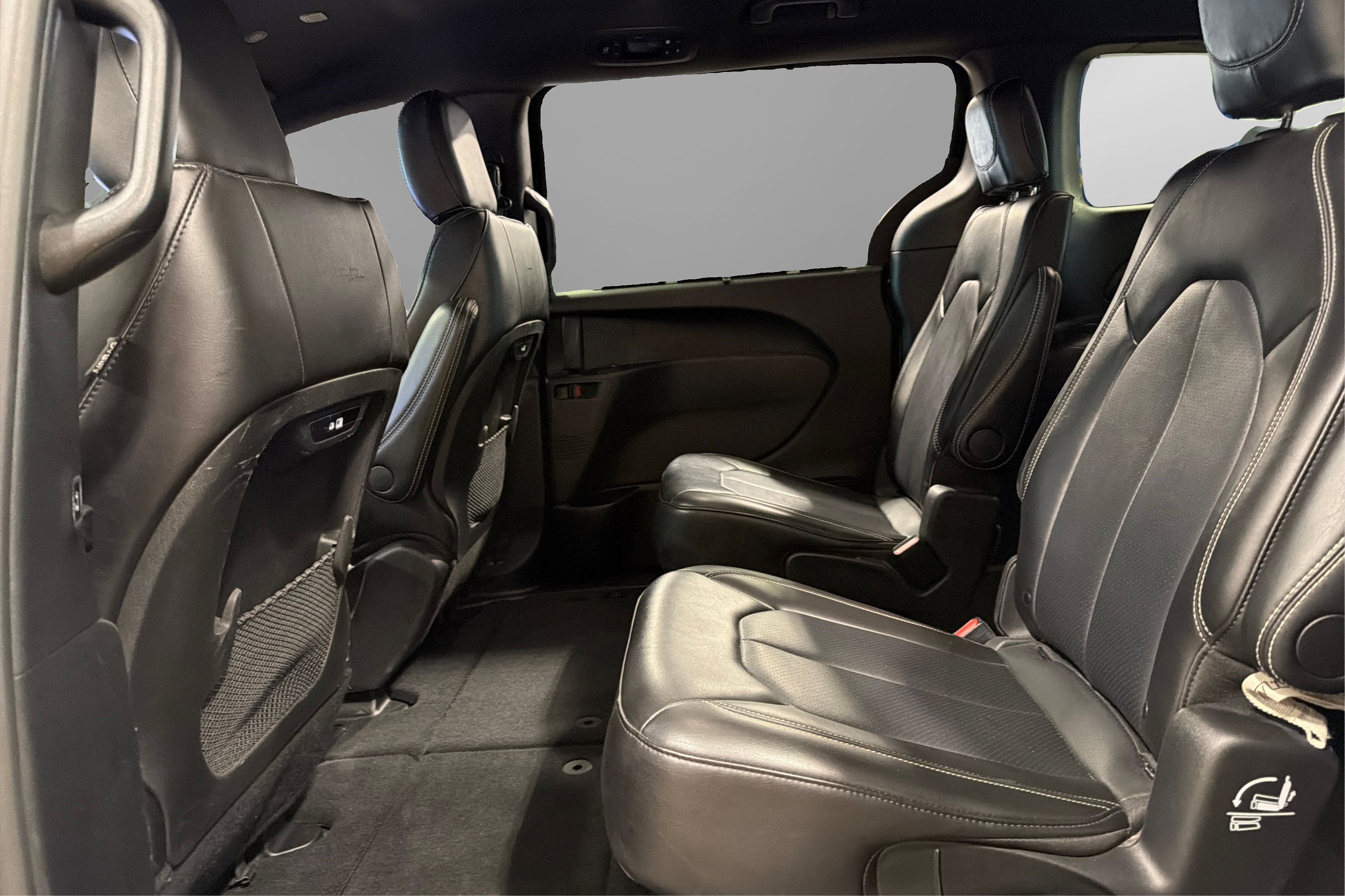 Used 2025 Chrysler Pacifica Select FWD image 34