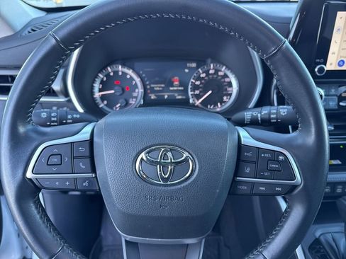 Used 2023 Toyota Highlander XLE image 31