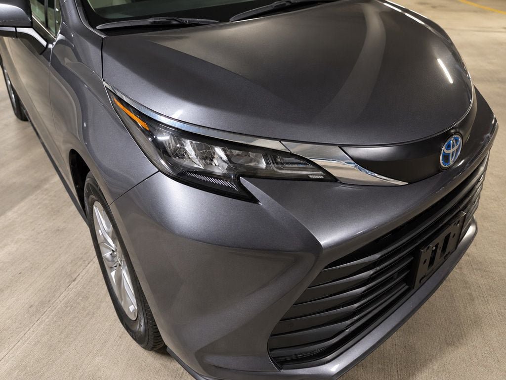 Used 2025 Toyota Sienna XLE FWD image 3