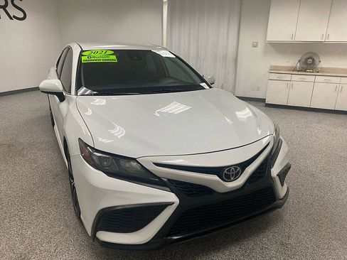 Used 2021 Toyota Camry SE image 3