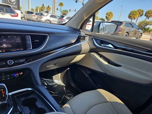 Used 2021 Buick Enclave Essence image 10