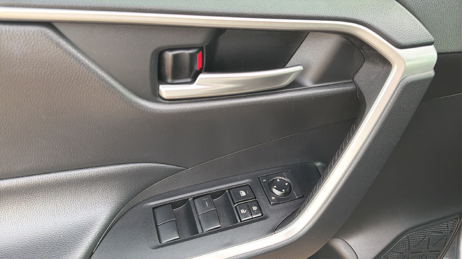 Used 2021 Toyota RAV4 XLE w/ Convenience Package AWD/4WD image 23