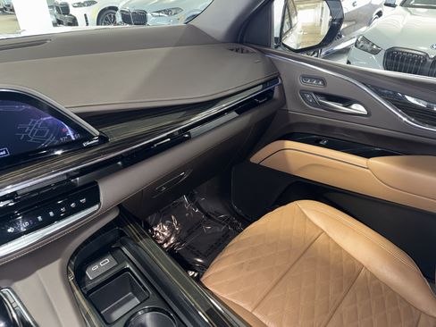 Used 2024 Cadillac Escalade ESV Premium Luxury w/ Performance Package AWD/4WD image 33