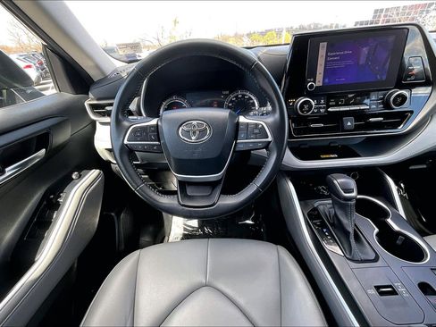 Used 2023 Toyota Highlander XLE image 5