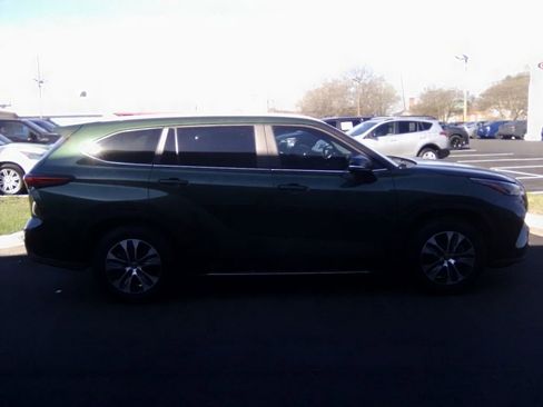 Used 2023 Toyota Highlander XLE image 2