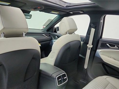 Used 2025 Genesis G70 2.5T w/ Sport Prestige Package image 30