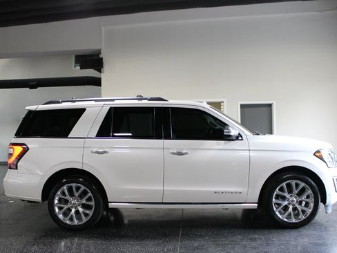 Used 2018 Ford Expedition Platinum RWD image 2