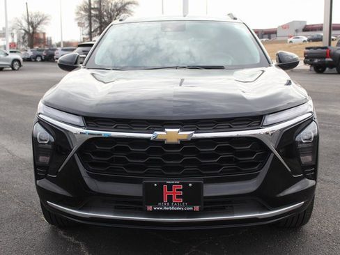 Used 2025 Chevrolet Trax LT w/ LT Convenience Package image 2
