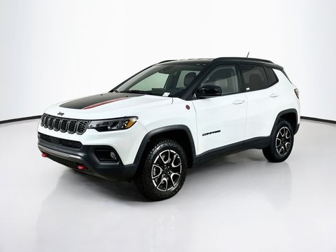 Used 2025 Jeep Compass Trailhawk AWD/4WD image 3
