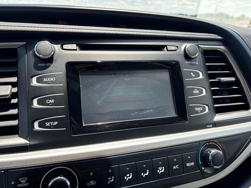 Used 2018 Toyota Highlander LE AWD/4WD image 16