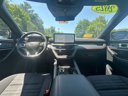 Used 2025 Ford Explorer ST-Line w/ ST-Line Street Pack AWD/4WD image 26