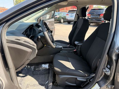 Used 2018 Ford Focus SE w/ SE Appearance Package FWD image 11