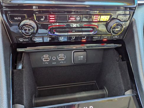 Used 2023 Jeep Grand Cherokee L Limited w/ Black Appearance Package image 23