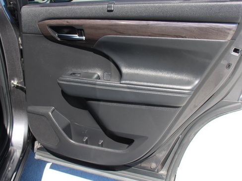 Used 2022 Toyota Highlander Platinum AWD/4WD image 19