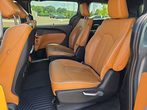 Used 2022 Chrysler Pacifica Pinnacle FWD image 11
