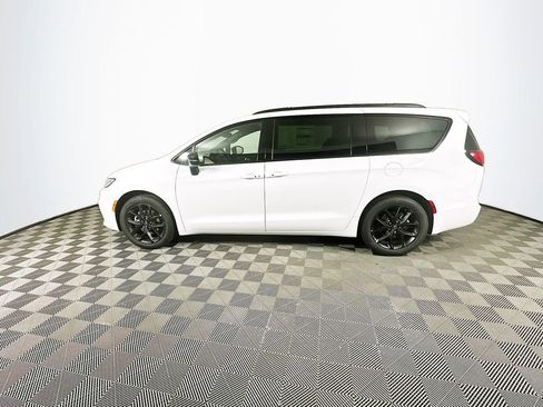 New 2026 Chrysler Pacifica Limited w/ S Appearance Package FWD image 5