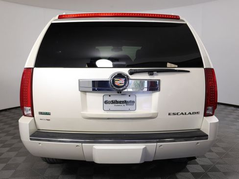 Used 2010 Cadillac Escalade Luxury AWD/4WD image 3