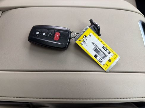 Used 2021 Toyota Highlander Limited image 39