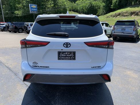 Used 2023 Toyota Highlander Limited FWD image 3