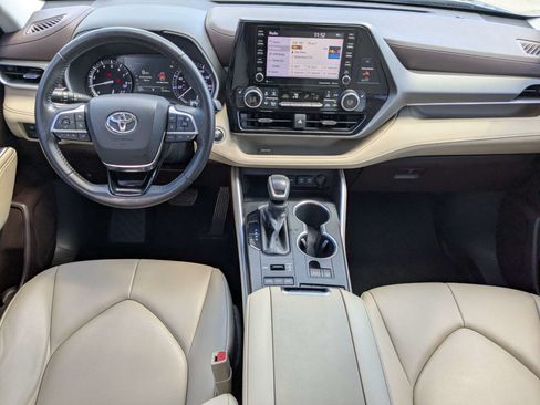 Used 2020 Toyota Highlander XLE AWD/4WD image 15