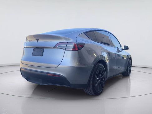 Used 2024 Tesla Model Y 2WD image 5