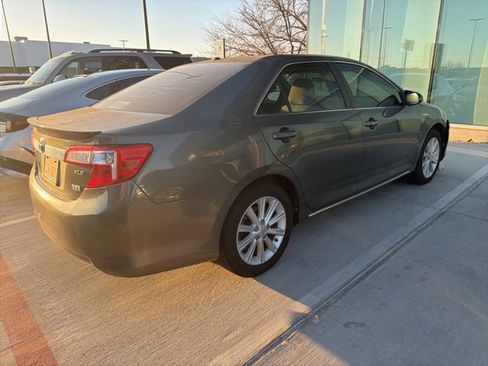 Used 2013 Toyota Camry XLE w/ Convenience Pkg image 3