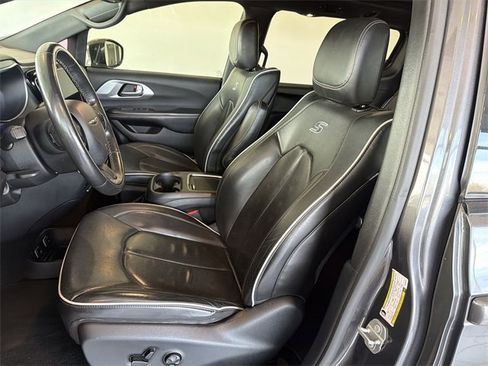 Used 2020 Chrysler Pacifica Limited w/ S Appearance Package image 24