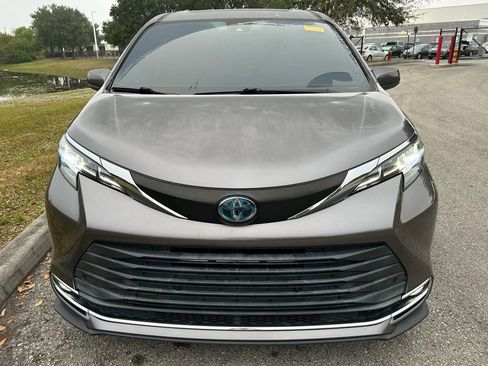 Used 2021 Toyota Sienna XLE image 8