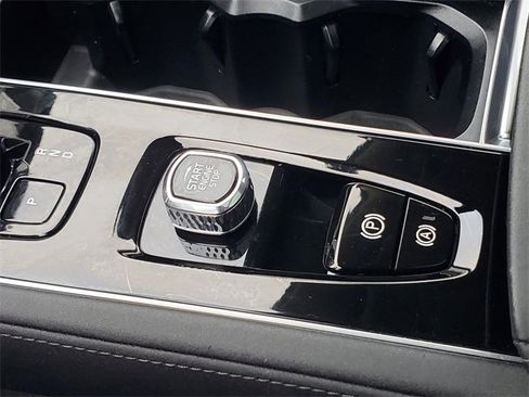 Used 2025 Volvo XC90 B6 Plus image 26