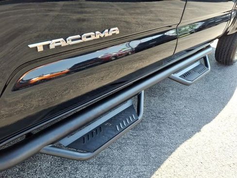 Used 2020 Toyota Tacoma SR5 AWD/4WD image 9