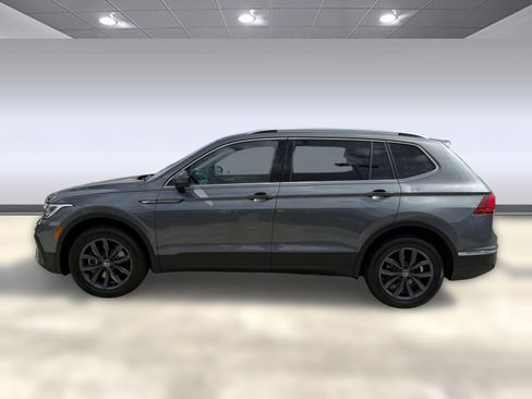 Used 2022 Volkswagen Tiguan SE FWD image 2