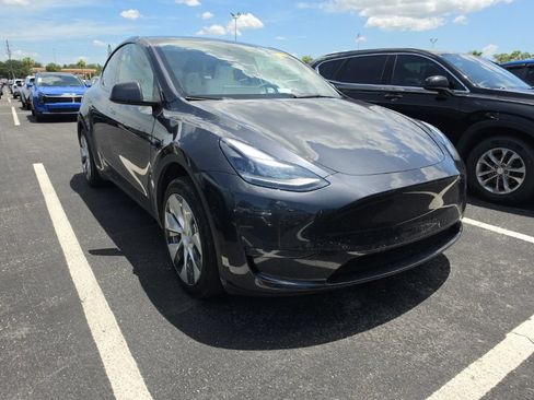 Used 2024 Tesla Model Y 2WD image 2