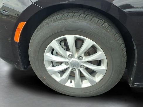 Used 2017 Chrysler Pacifica Touring w/ Tire & Wheel Group FWD image 20