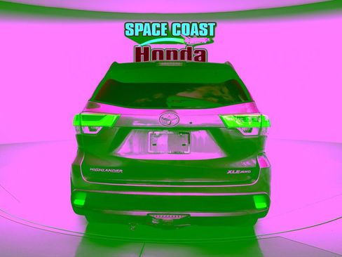 Used 2019 Toyota Highlander XLE AWD/4WD image 4