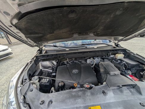 Used 2018 Toyota Highlander XLE image 28