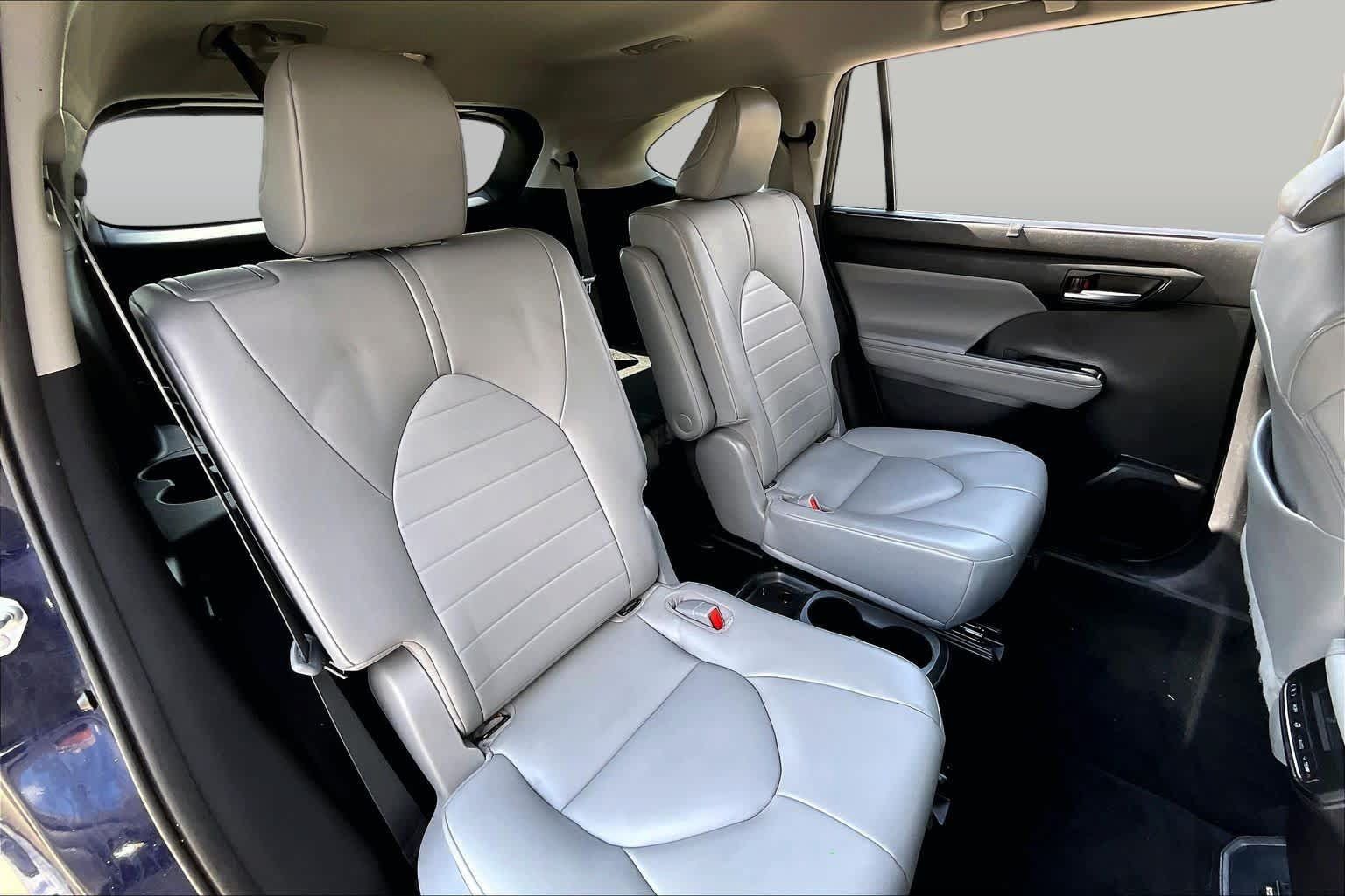 Used 2021 Toyota Highlander XLE AWD/4WD image 18