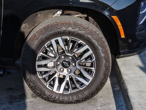 Used 2025 Chevrolet Suburban Z71 AWD/4WD image 11