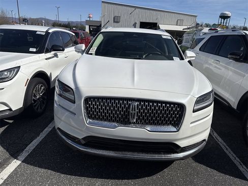 Used 2022 Lincoln Nautilus FWD w/ Premium Package image 4