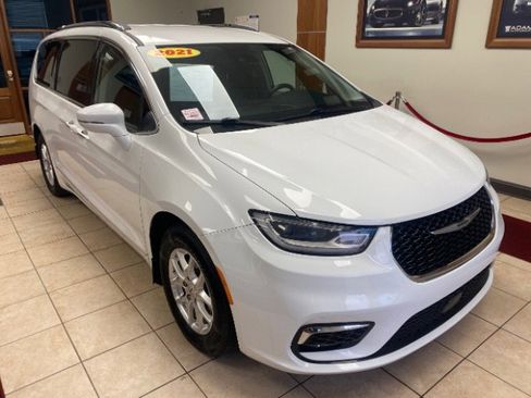 Used 2021 Chrysler Pacifica Touring-L FWD image 7