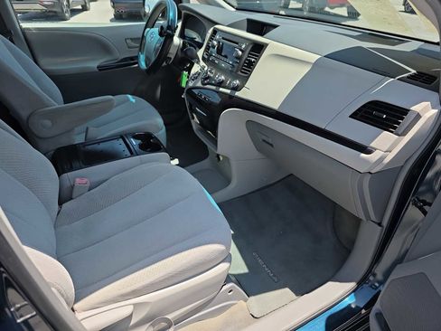 Used 2012 Toyota Sienna LE FWD image 32