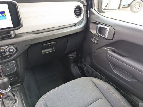 Used 2024 Jeep Gladiator Sport AWD/4WD image 16