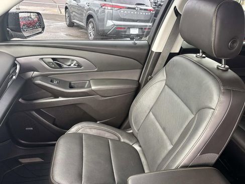 Used 2021 Chevrolet Traverse Premier FWD image 17