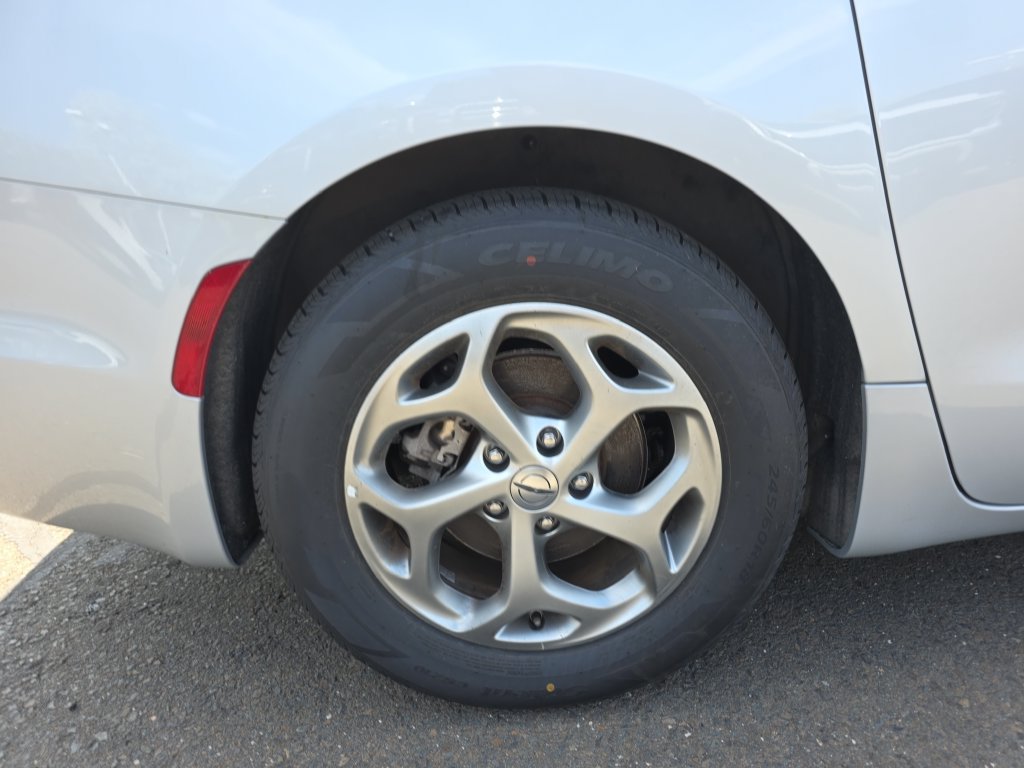 Certified 2024 Chrysler Pacifica Limited FWD image 12