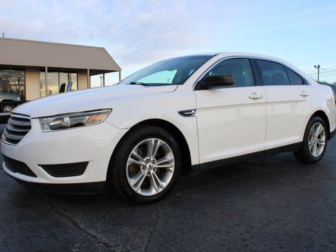 Used 2017 Ford Taurus SE image 12