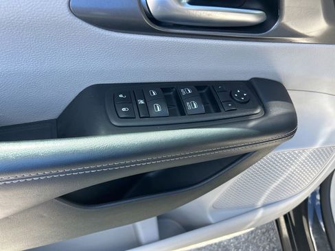 Certified 2023 Chrysler Pacifica Touring-L image 34