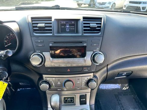 Used 2011 Toyota Highlander SE image 32
