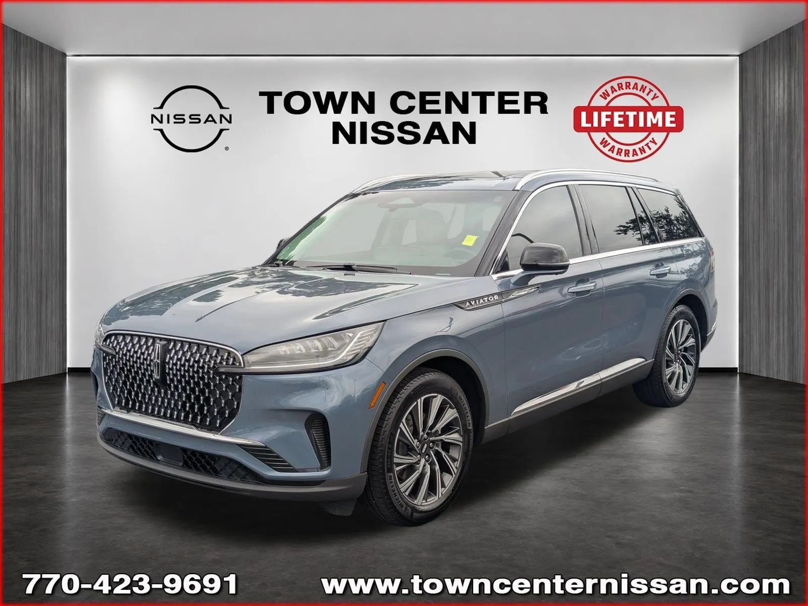 Used 2025 Lincoln Aviator 2WD image 3