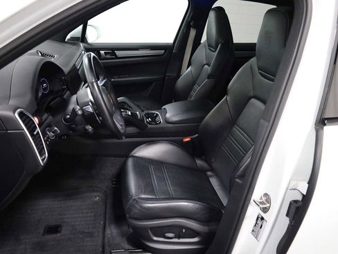 Certified 2023 Porsche Cayenne Platinum Edition image 5