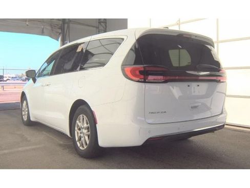 Used 2025 Chrysler Pacifica Select FWD image 4