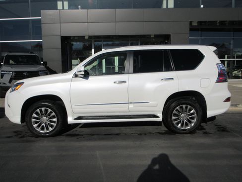 Used 2017 Lexus GX 460 Luxury AWD/4WD image 3